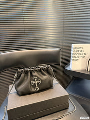 Chrome Hearts This black pleated cloud bag is made of soft PU material.